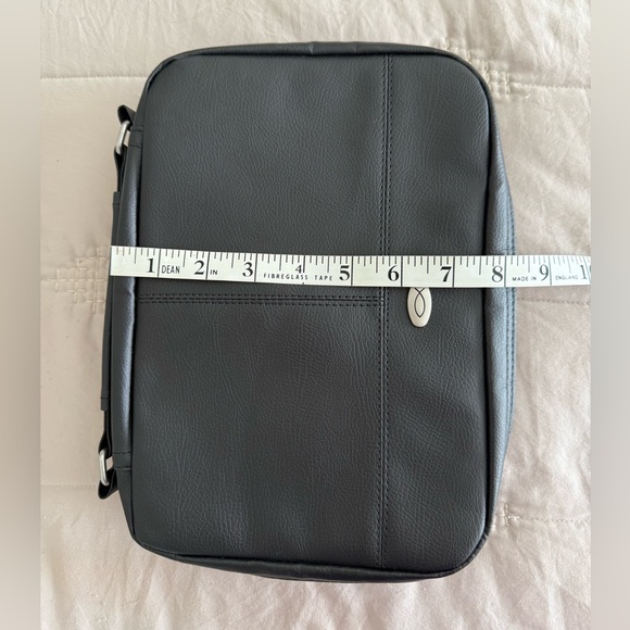 LIKE NEW Bible cover/carrier has pockets & storage, includes highlighter. - Picture 9 of 10